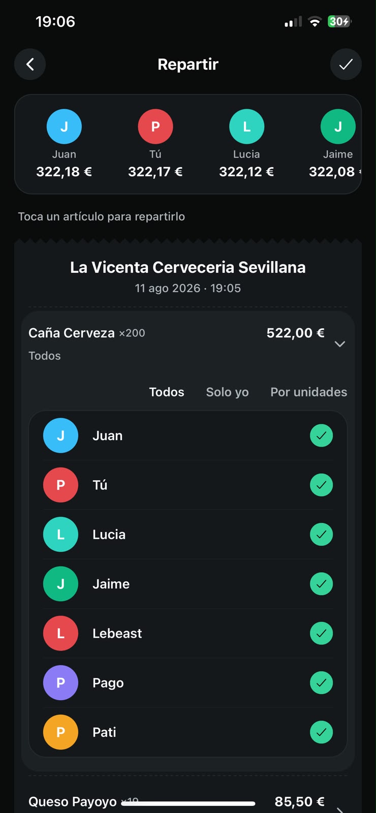 Pantalla de Krumbs: el artículo «Caña Cerveza ×200, 522,00 €» abierto sobre el ticket de La Vicenta, con las siete personas del grupo listadas debajo y todas marcadas como que se lo tomaron.